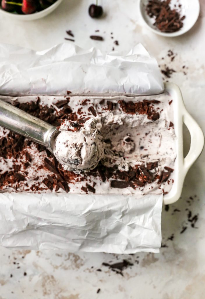  Crème glacée au Chocolat noir à la cerise Amaretto sans baratte 