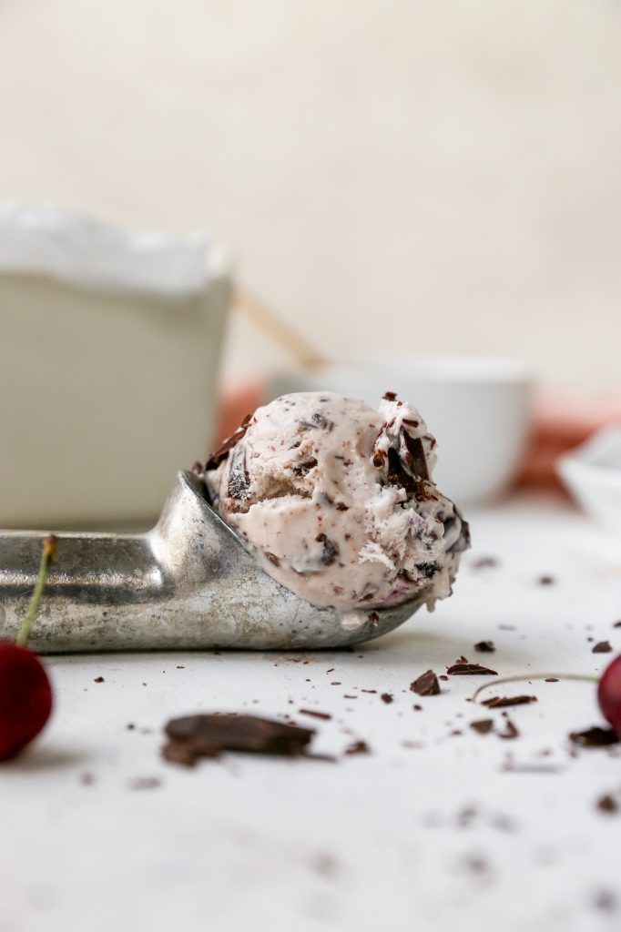 lemorzsolódás nélküli Amaretto Cherry étcsokoládé fagylalt