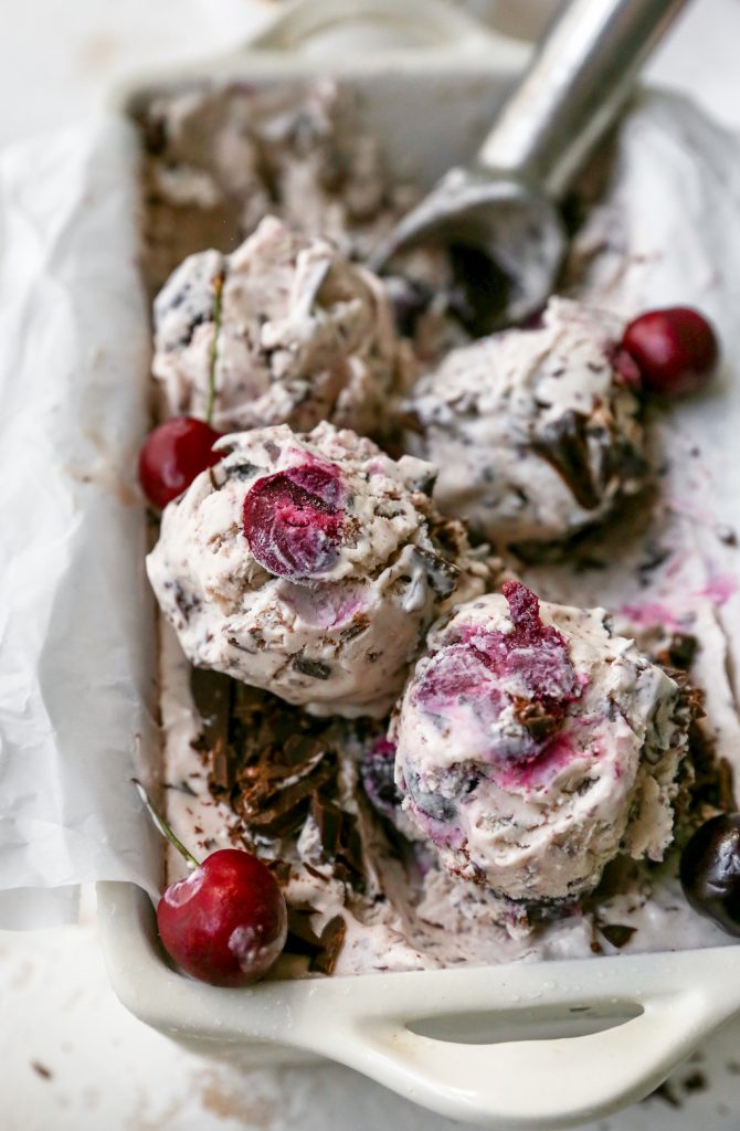 Nie-Churn Amaretto Cherry lody z ciemnej czekolady