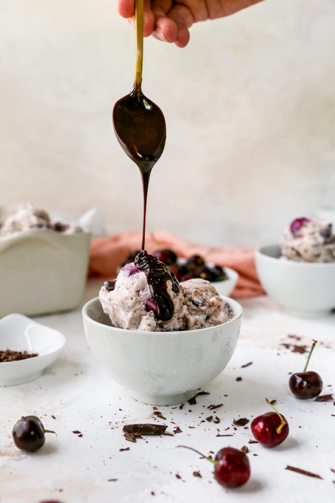 nincs lemorzsolódás Amaretto cseresznye sötét csokoládé fagylalt