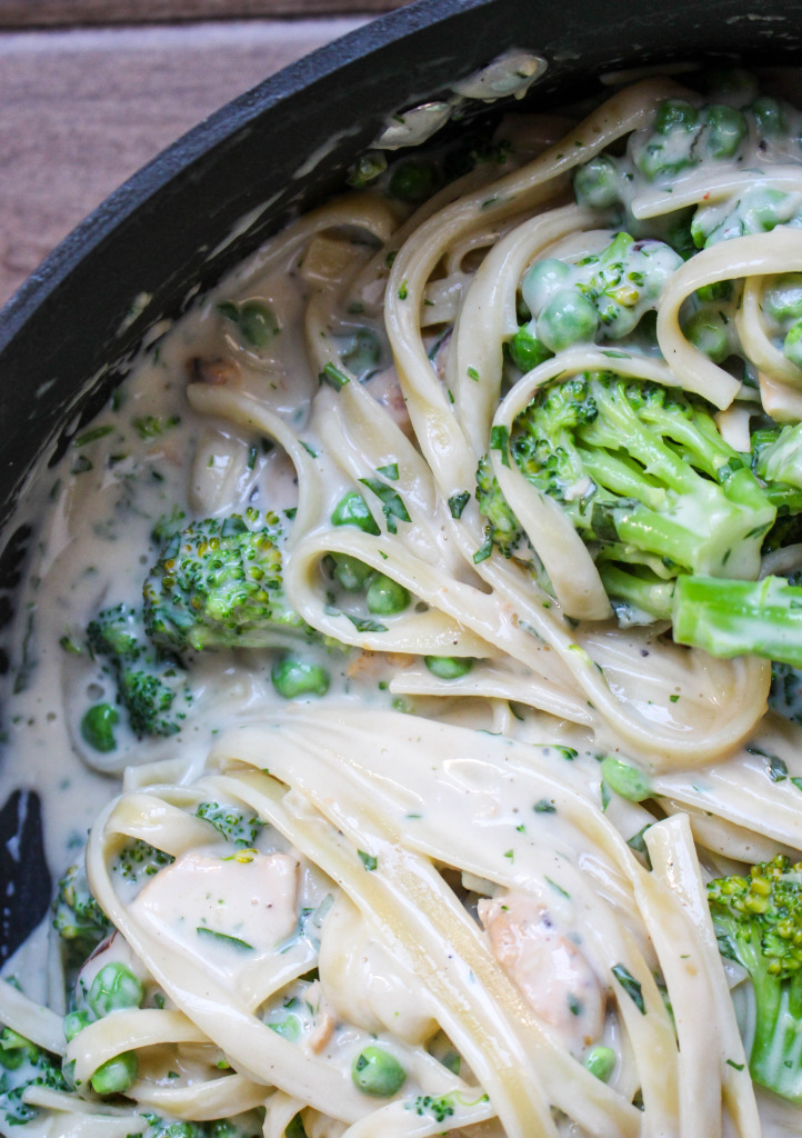 {Skinny} Herbed Pasta Alfredo with Chicken & Broccoli | Yes to Yolks