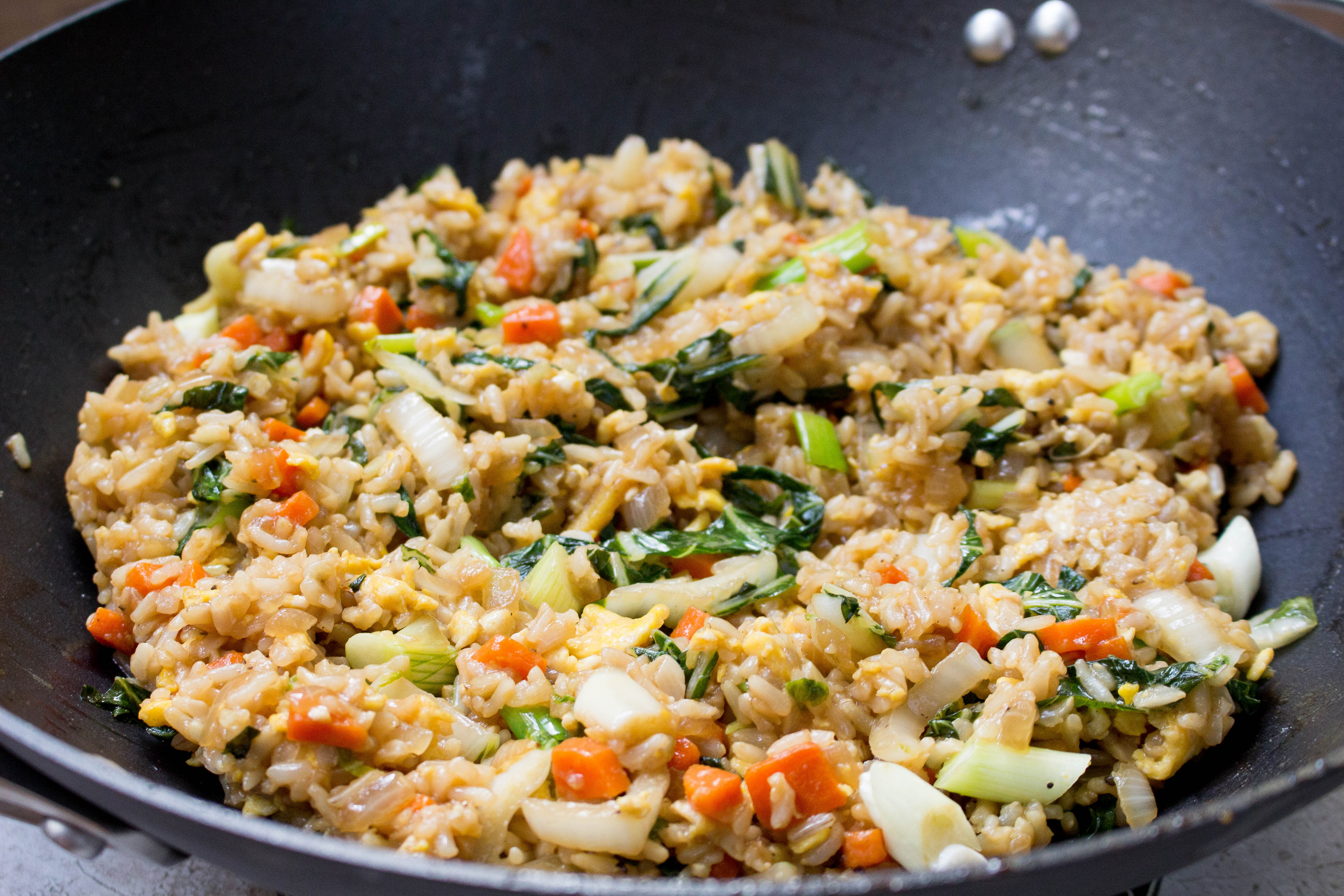 Запеченный рис с овощами. Рис жареный на сковороде. Рис с мясом. Рис с овощами на сковороде. Жареный рис с сыром.