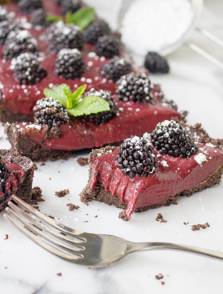 No-Bake Chocolate Blackberry Tart (with an Oreo crust!) | yestoyolks.com