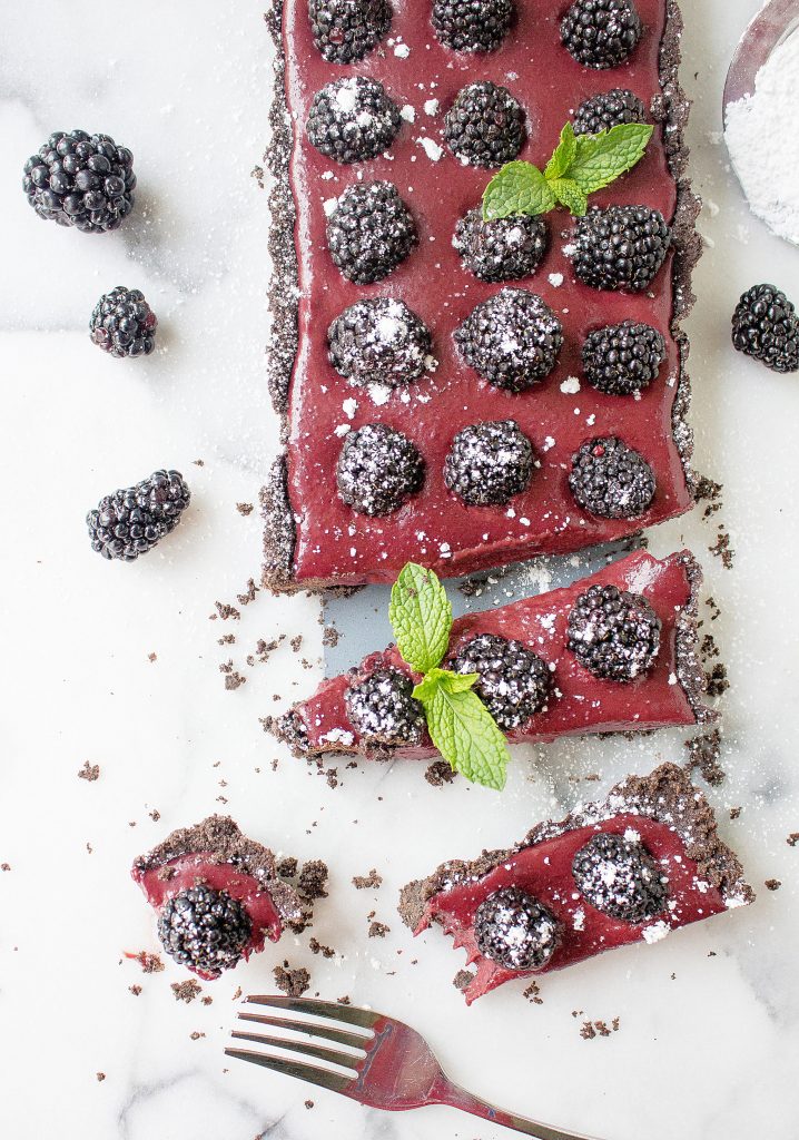 No-Bake Chocolate Blackberry Tart (with an Oreo crust!) | yestoyolks.com