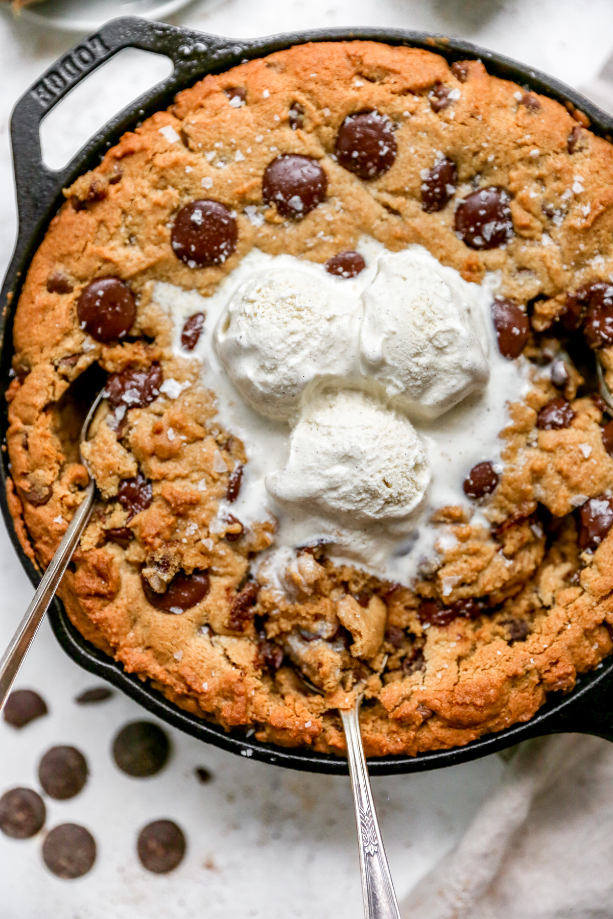 https://yestoyolks.com/wp-content/uploads/2021/09/Spiced-Peanut-Butter-Chocolate-Chip-Skillet-Cookie-8.jpg